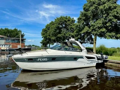 Witte sportcruiser aangemeerd op kanaal