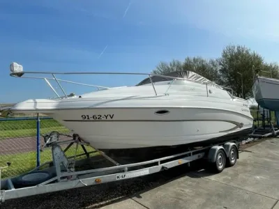 witte speedcruiser op trailer buiten