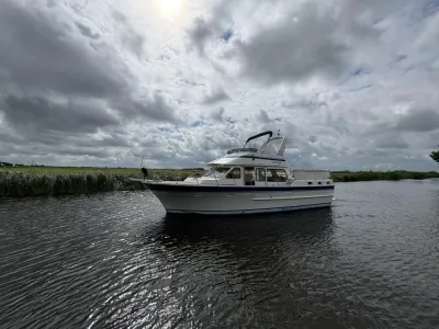 trawler op rivier bij bewolkte hemel