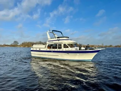 trawler op rustig water