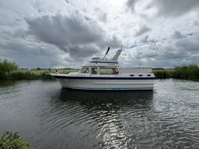 trawler op rustig vaarwater