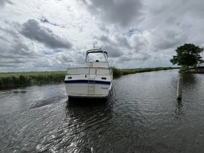 vooraanzicht van een trawler in het water