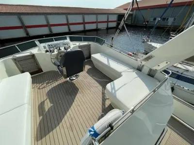 bovendek van trawler met stuurstand en zitbanken