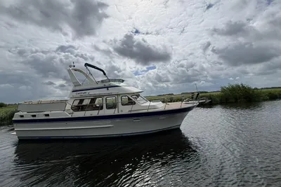 klassieke trawler op water