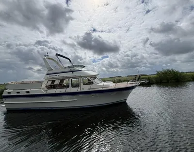 motorjacht op water bij bewolkte lucht