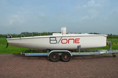 zeilboot op trailer naast grasland