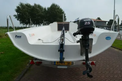 achteraanzicht van zeilboot op trailer