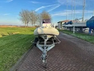 RIB op trailer, geparkeerd op kade