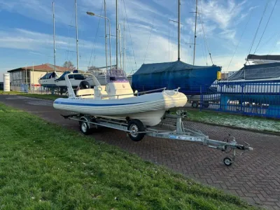 rubberboot op trailer bij jachthaven