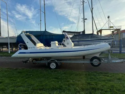 rubberen rib op trailer bij jachthaven