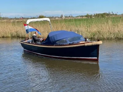 blauwe sloep op rustig water