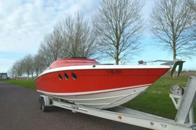 rode sportboot op trailer langs weg