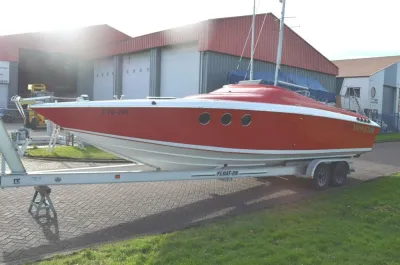 rode sportboot op trailer bij loods