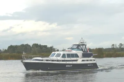motorjacht op het water onder bewolkte lucht