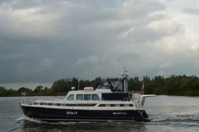 motorjacht op het water bij bewolkte lucht