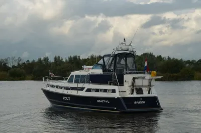 motorjacht op water bij bewolkte hemel