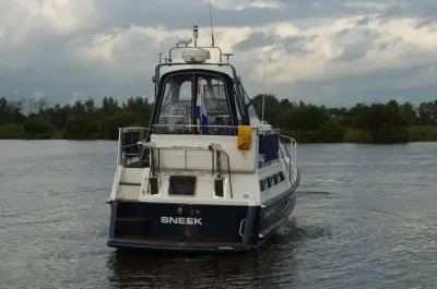 achteraanzicht van motorjacht op water