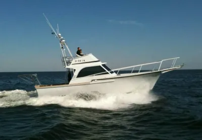 motorjacht op zee met opspattend water