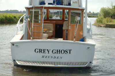 achterzijde van een motorjacht op water