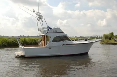 aluminium motorjacht op het water