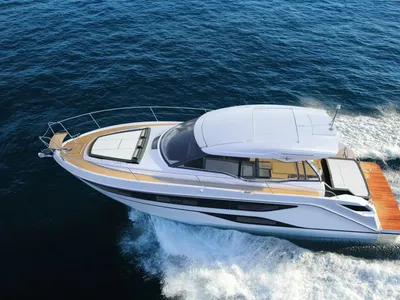 motorjacht op open water, bovenaanzicht