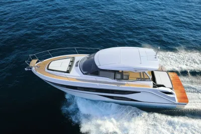 motorjacht op open water, bovenaanzicht