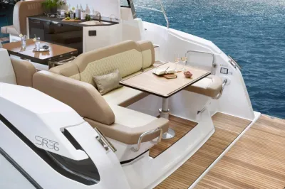 Cockpit met zitgedeelte en teakdek