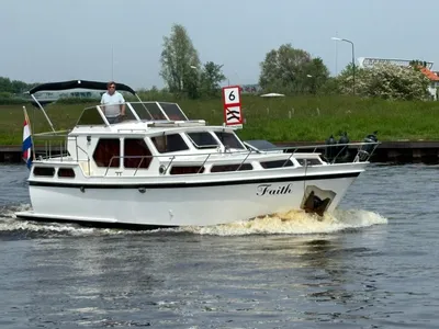witte motorboot op het water