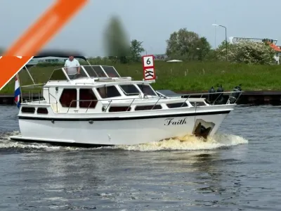 witte motorboot op het water