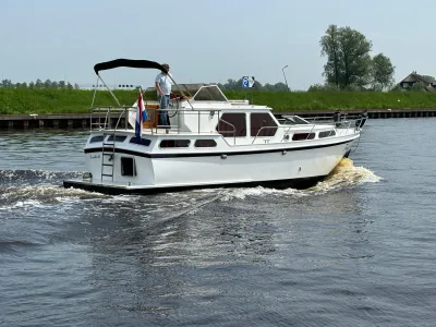 witte motorboot op rivier met persoon