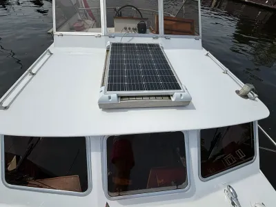 dak en cabine van motorboot met zonnepaneel