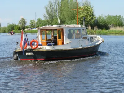 kajuitboot met houten kuip op binnenwater