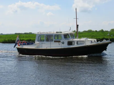motorboot met stuurhuis op het water