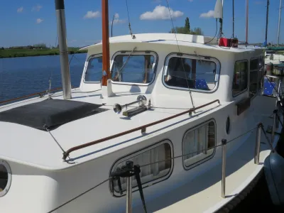 zijaanzicht van kajuitmotorboot aan de steiger