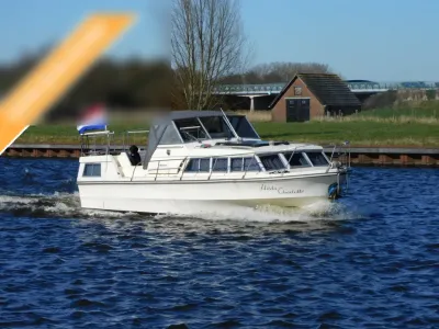 motorjacht varend op open water