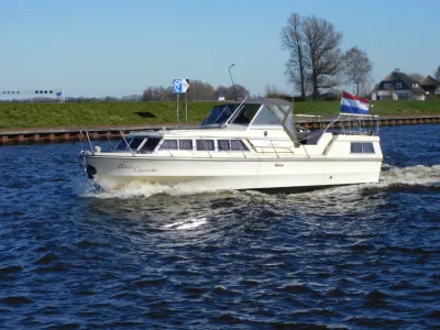 motorjacht op kanaal met vlag