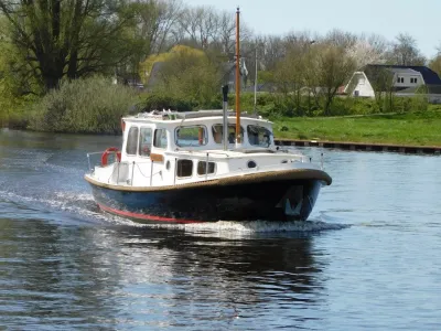 motorvlet op rivier nabij oever