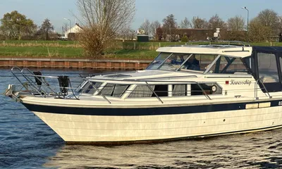 motorjacht op water met graswal