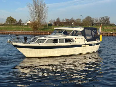 motorboot op kanaal bij kade