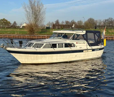 motorjacht op het water bij de kade