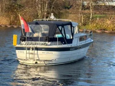 motorboot op water met achterzijde zichtbaar