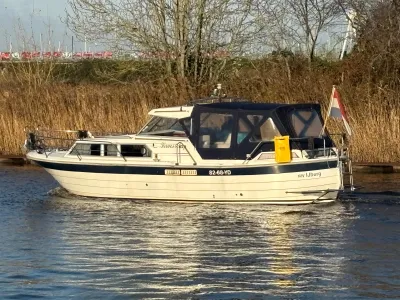 motorjacht op water bij rietkade