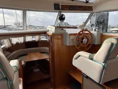 stuurstand en salon van bootinterieur