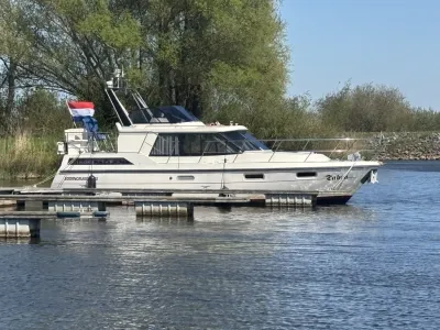 motorjacht aangemeerd bij steiger