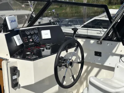 stuurstand en dashboard van een boot