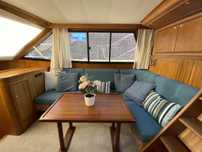 woonruimte interieur met zithoek en tafel