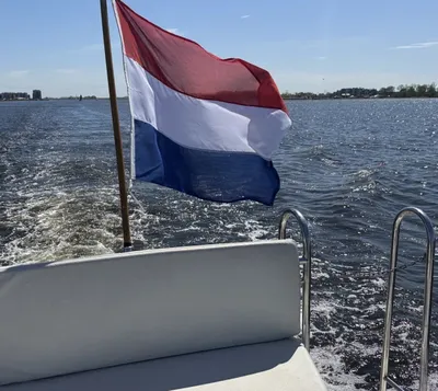 achterdek met bank en Nederlandse vlag
