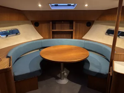 kajuitzitgroep met ronde tafel