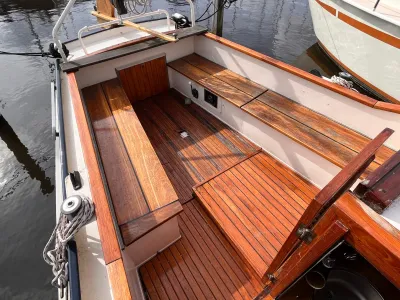 kuip met houten banken en teakdek