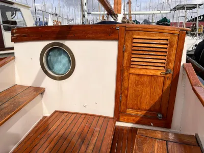 cockpit met houten deur en patrijspoort
